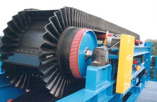 大傾角皮帶輸送機(jī)結(jié)構(gòu).jpg 大傾角皮帶輸送機(jī)結(jié)構(gòu).jpg